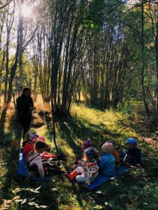 Små barn fikar i skogen