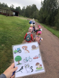 Bingopromenad med förskolebarn. 