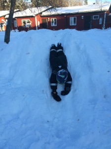 Vi har gjort en rutchkana i snöhögen