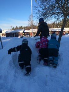 snöhögar roar alla barn och utmanar också såväl grovmotorik som samspel i lekande stund :D