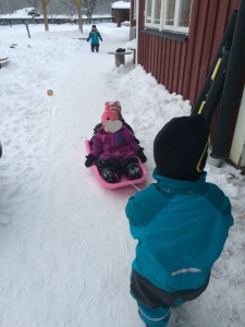 Drar sitt yngre syskon med vän