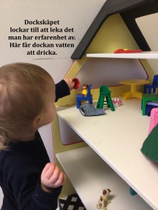 Lek efter erfarenheter i dockskåpet. Dockbarnet får vatten, mamman och pappan pussas sen vill alla sitta i soffan.